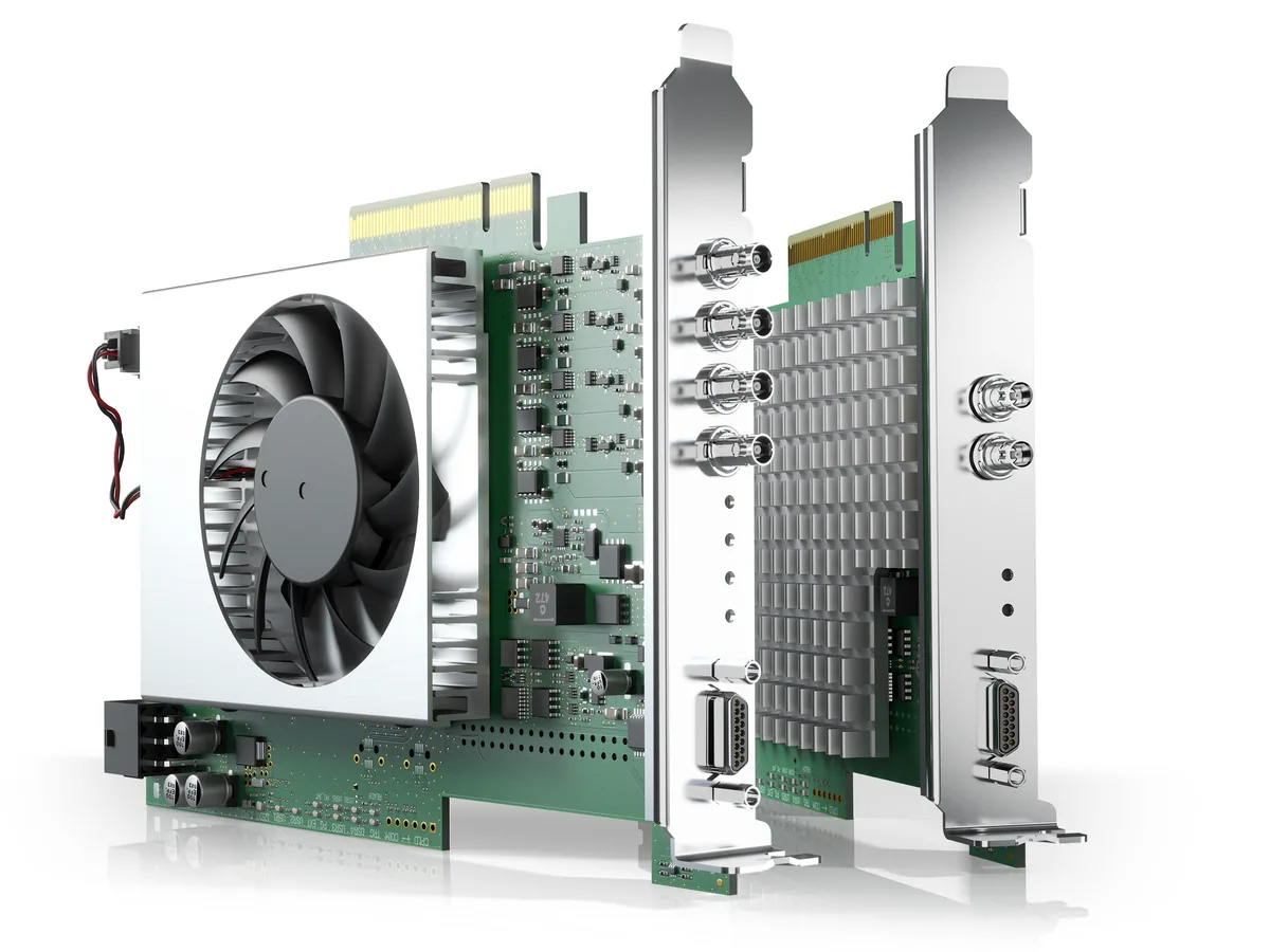 Card thu ảnh CoaXPress dạng PCIe với các đầu Micro-BNC và tản nhiệt, đặt cạnh nhau