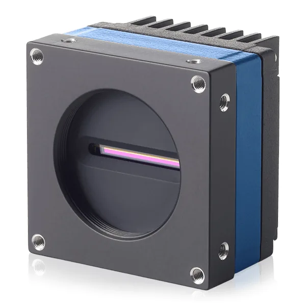 Camera quét dòng Teledyne DALSA Linea2 nhìn từ mặt trước, thấy rõ cảm biến là một dải hẹp nằm giữa ngàm ống kính